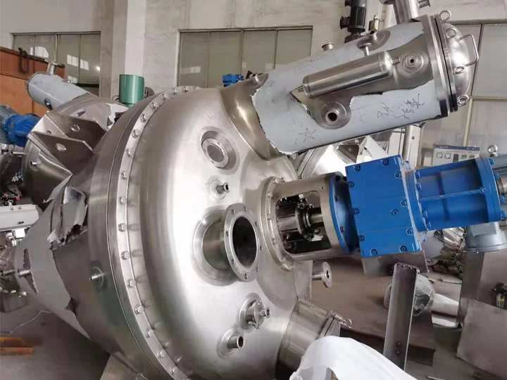 Top cover and drive assembly of a vertical DLG vacuum dryer