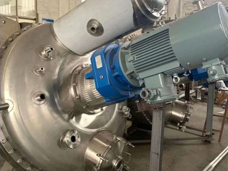 Conical screw vacuum dryer top cover and geared drive viewed from the side