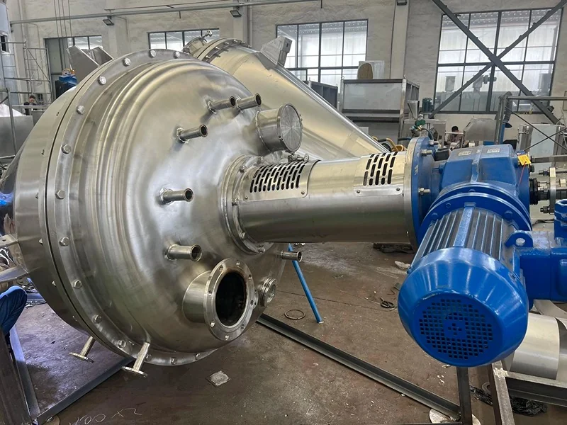 Geared drive mounted on the top cover of a pulsed vacuum conical dryer
