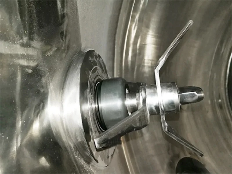 Side-mounted chopper for breaking up agglomerates inside a conical vacuum dryer