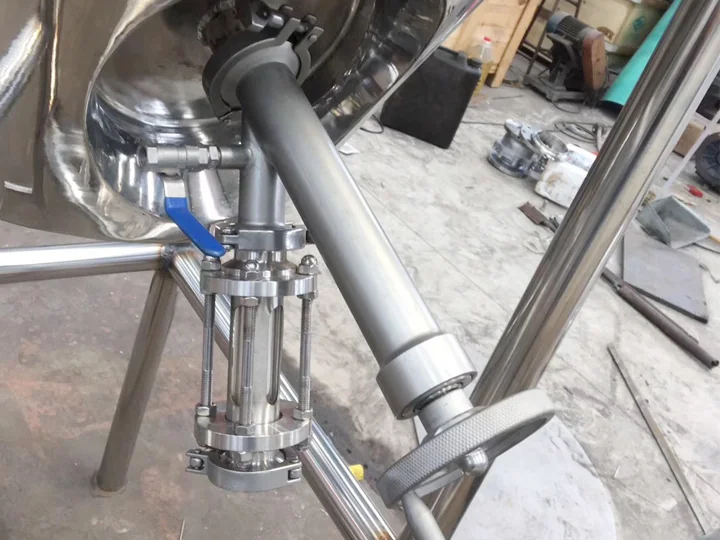 Sampling device fitted to a conical vacuum dryer vessel