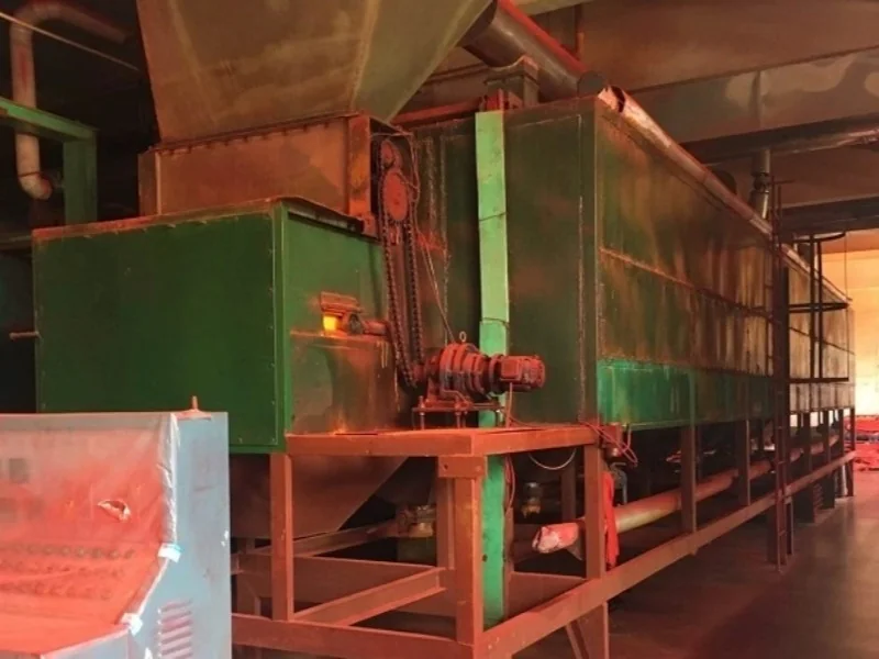 Belt dryer for pigments and dyes with an enclosed feed section