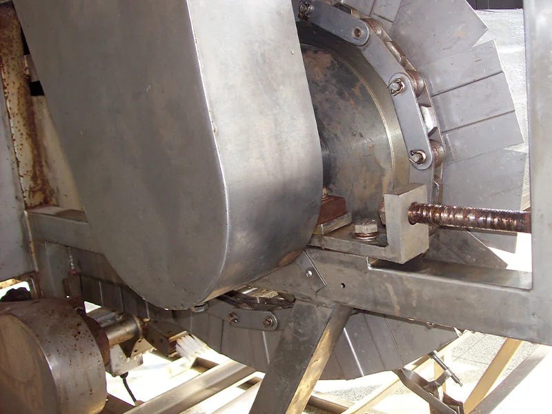 Drive assembly and end housing of a mesh belt dryer