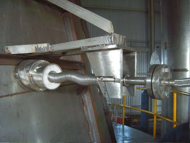 Pressure nozzle mounting assembly with a flexible metal hose on the drying chamber