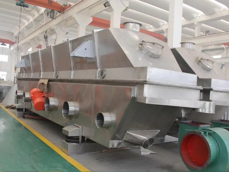 Vibrating fluid bed dryer with an expanded upper housing and vibration motors