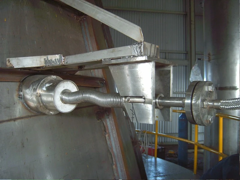 Pressure nozzle mounting assembly fitted to the spray drying chamber